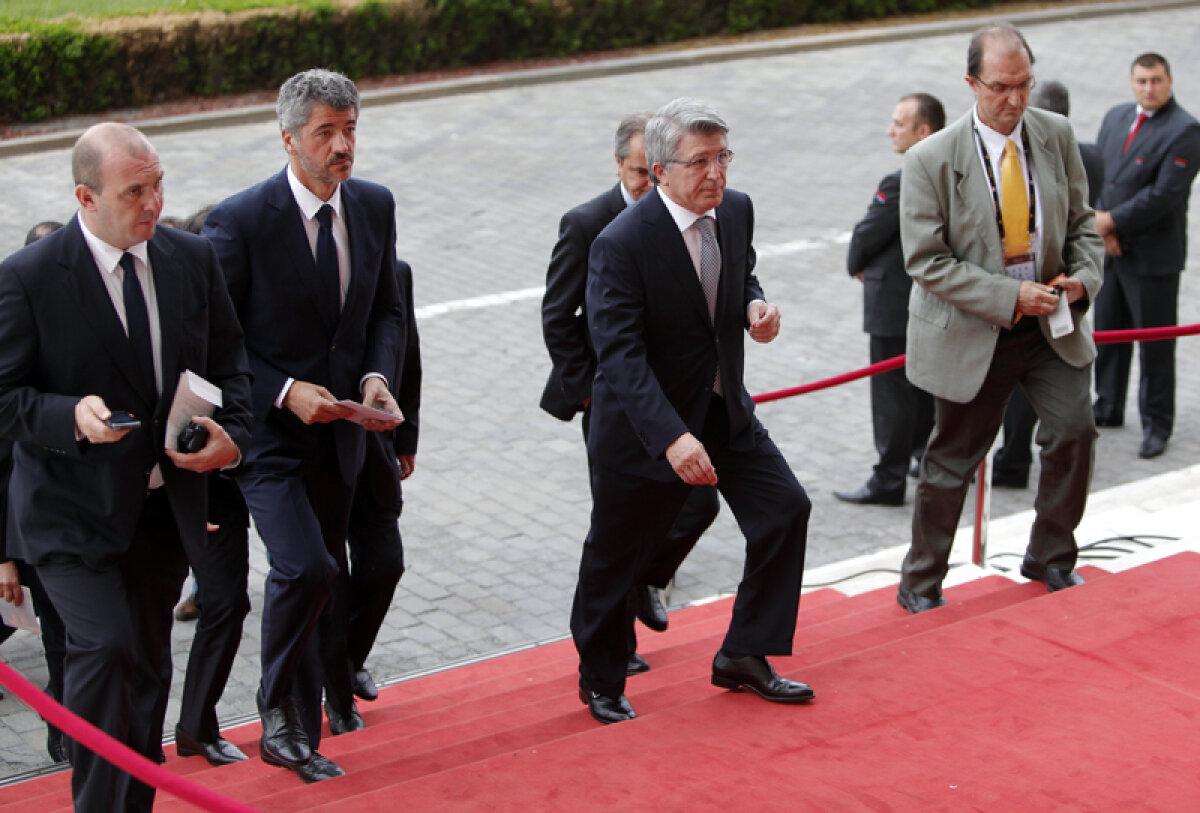 FOTO Timbru unicat pentru şeful UEFA » Dineu oficial la Palatul Parlamentului