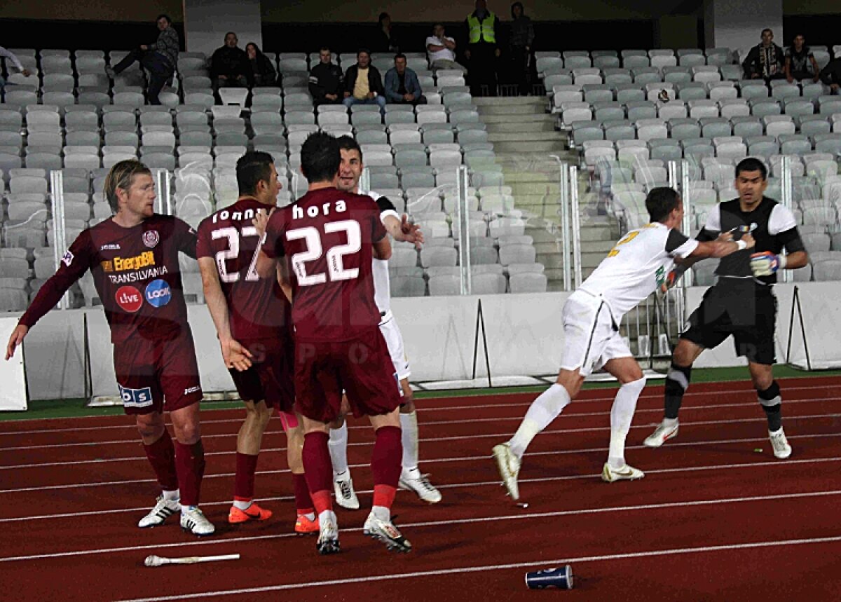 VIDEO & FOTO Derby suspendat la 0-1 în minutul 27 din cauza unei încăierări generale iscată de Bornescu » Ambele echipe cred că vor cîştiga la masa verde