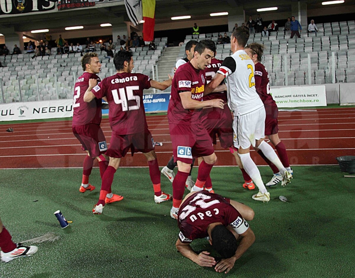 VIDEO & FOTO Derby suspendat la 0-1 în minutul 27 din cauza unei încăierări generale iscată de Bornescu » Ambele echipe cred că vor cîştiga la masa verde