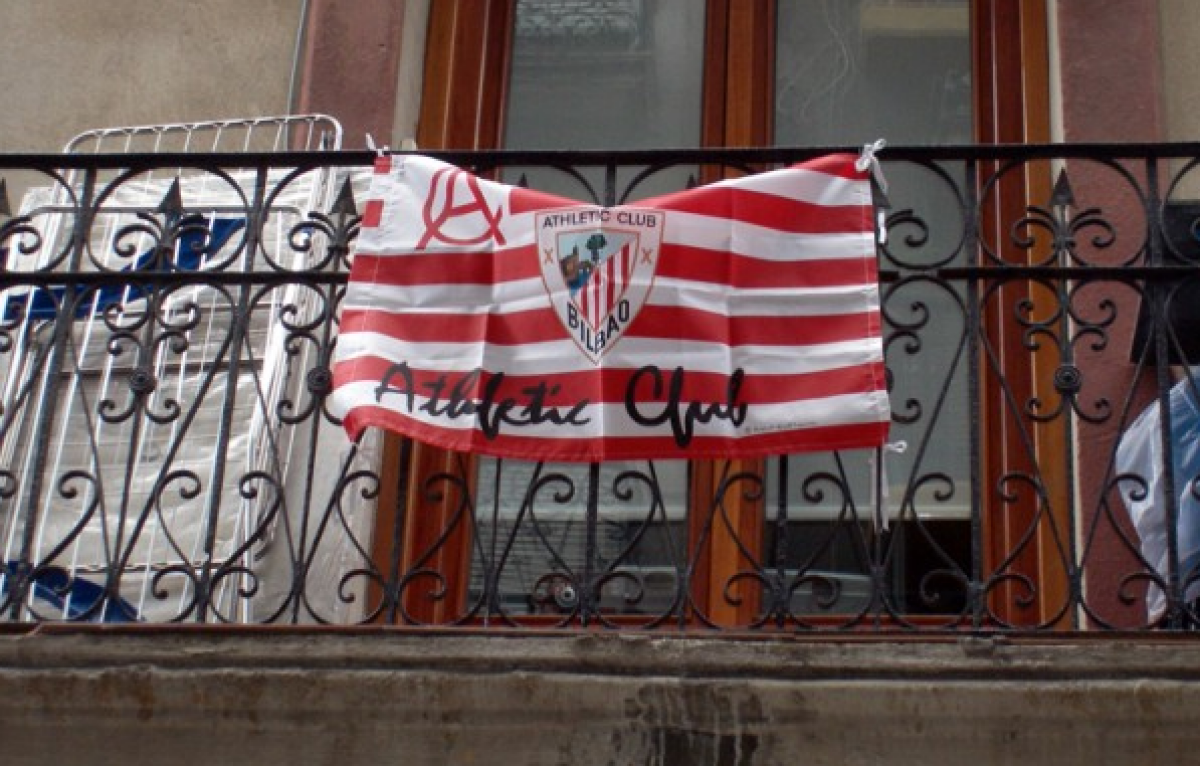 Correspondencia desde Bilbao » La ciudad de las banderas en las ventanas