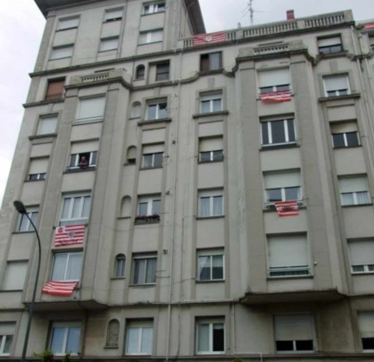 Correspondencia desde Bilbao » La ciudad de las banderas en las ventanas