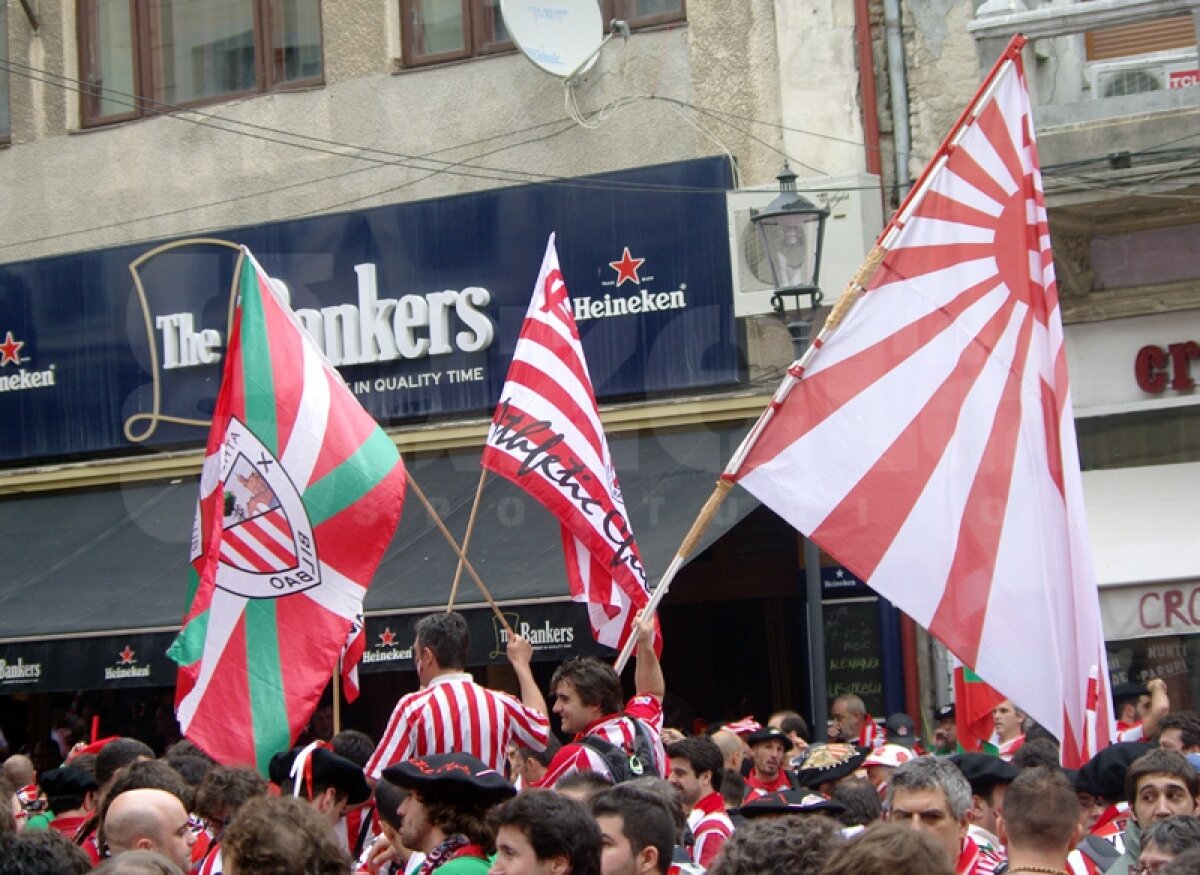 GALERIE FOTO Spanioli fericiţi la Bucureşti! » Fanii lui Atletico şi Bilbao au făcut atmosferă în centrul capitalei