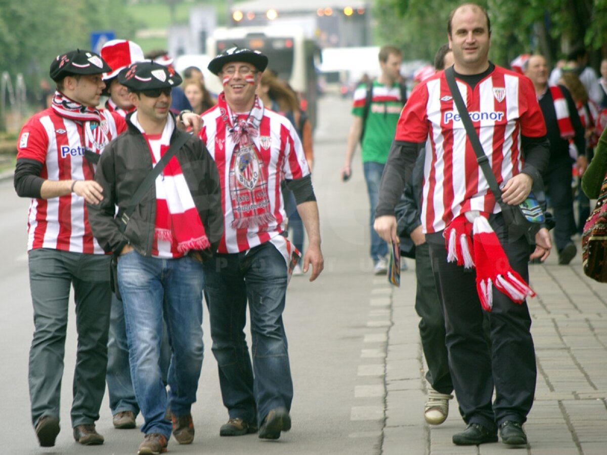 GALERIE FOTO Spanioli fericiţi la Bucureşti! » Fanii lui Atletico şi Bilbao au făcut atmosferă în centrul capitalei