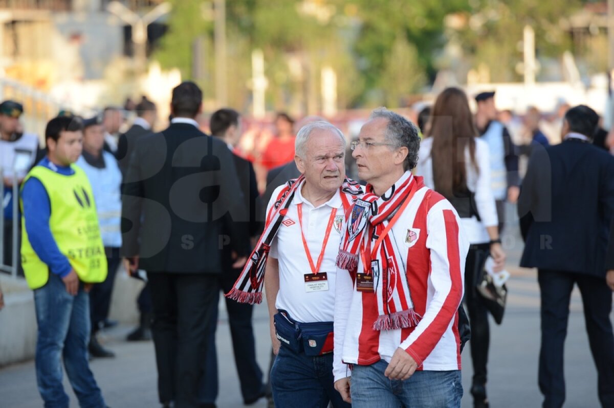 FOTO Spectatorii au colorat tribunele National Arena ;)