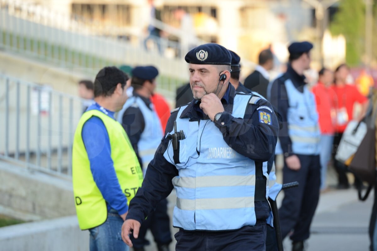 FOTO Spectatorii au colorat tribunele National Arena ;)