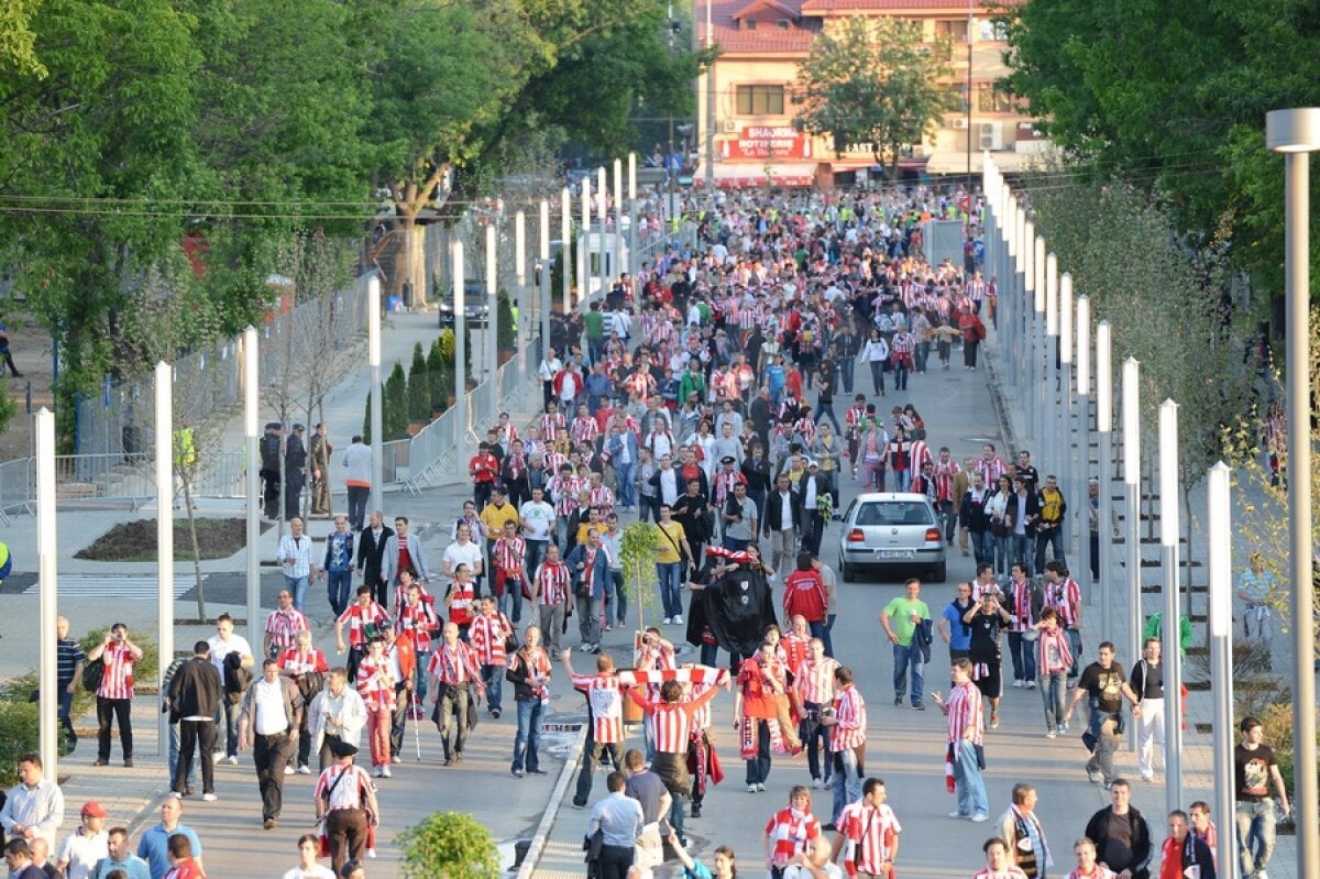 FOTO Spectatorii au colorat tribunele National Arena ;)