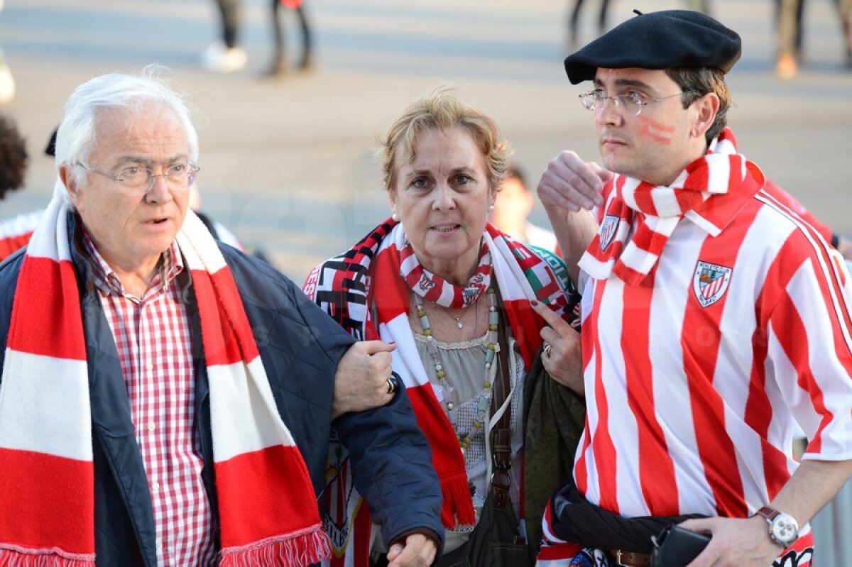 FOTO Spectatorii au colorat tribunele National Arena ;)