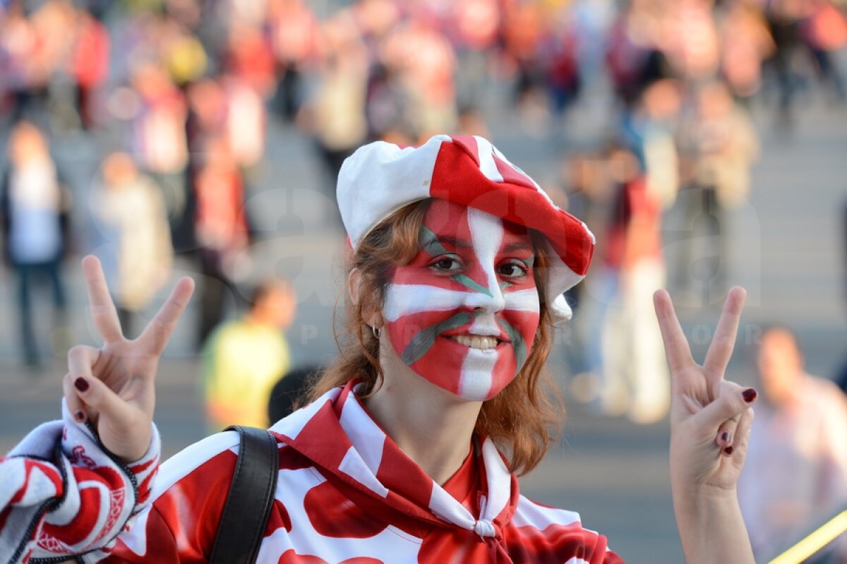 FOTO Spectatorii au colorat tribunele National Arena ;)