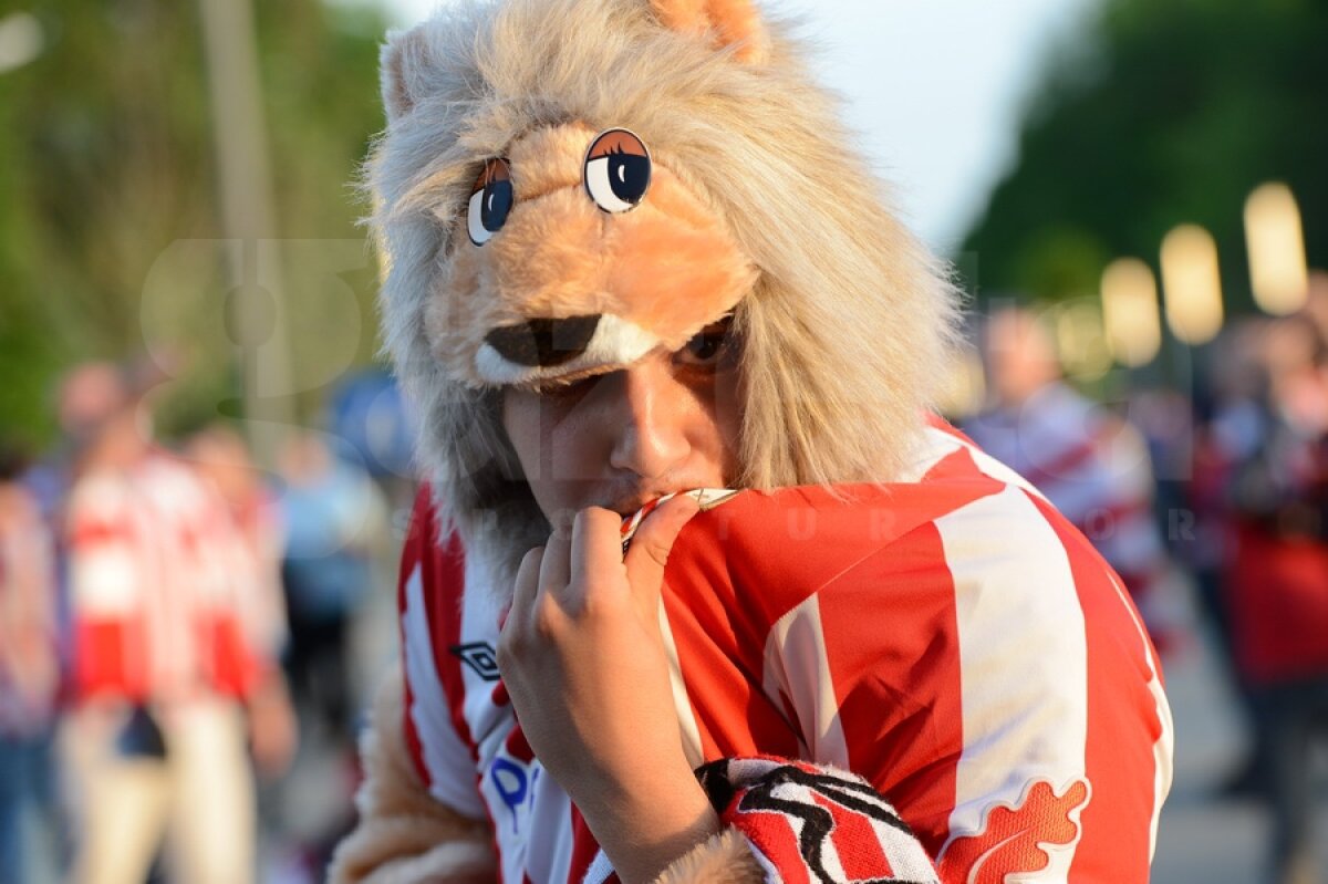 FOTO Spectatorii au colorat tribunele National Arena ;)