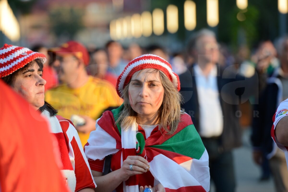 FOTO Spectatorii au colorat tribunele National Arena ;)