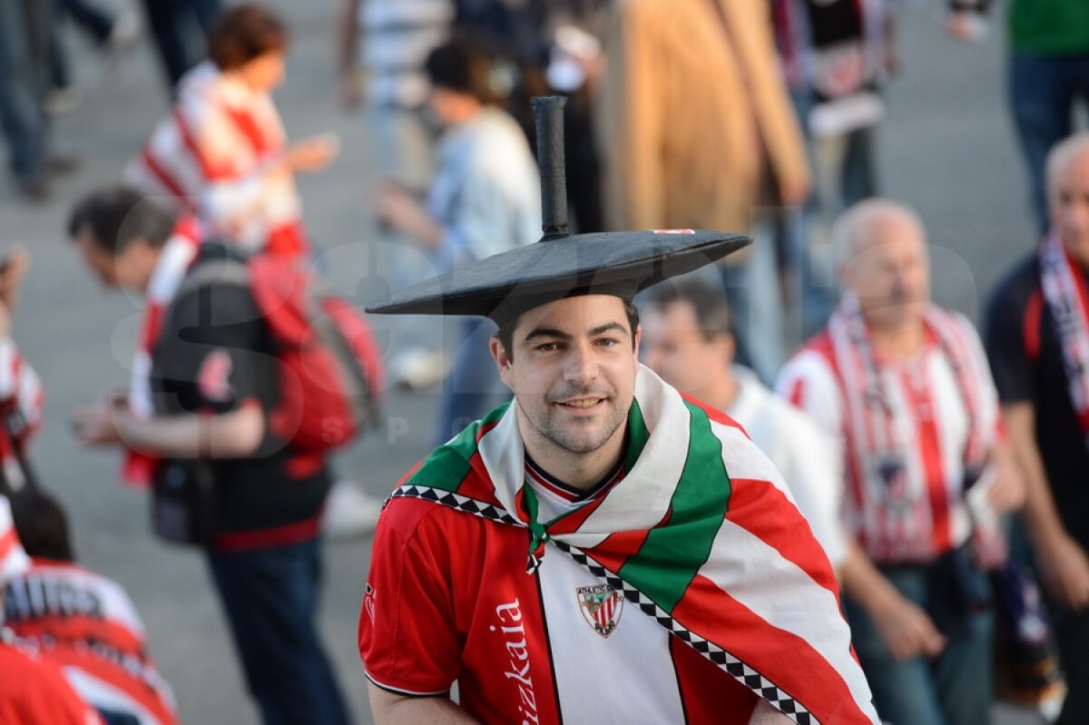 FOTO Spectatorii au colorat tribunele National Arena ;)