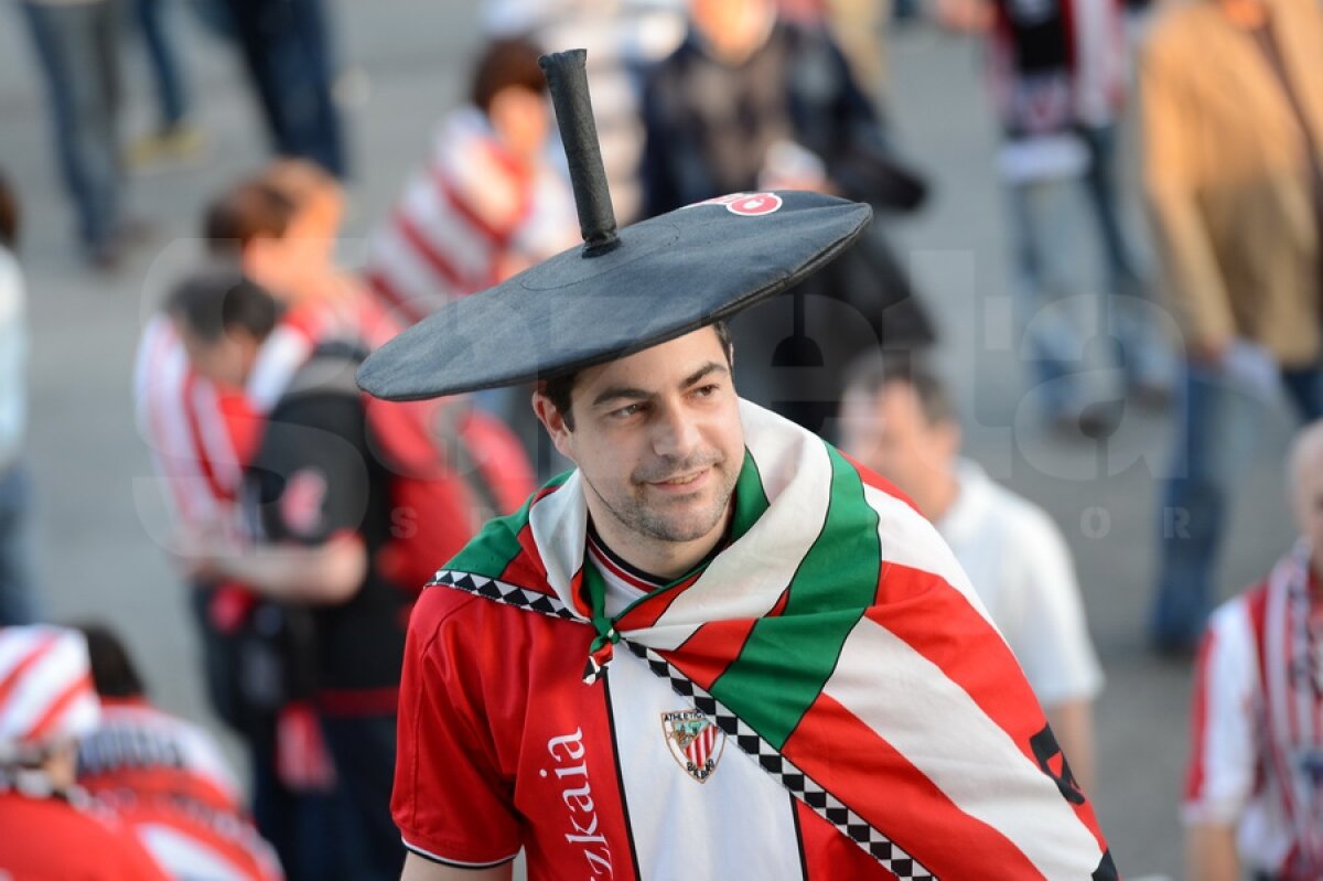 FOTO Spectatorii au colorat tribunele National Arena ;)