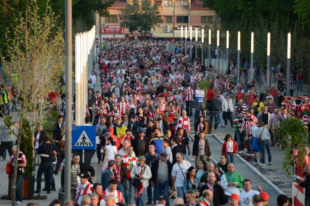 FOTO Spectatorii au colorat tribunele National Arena ;)