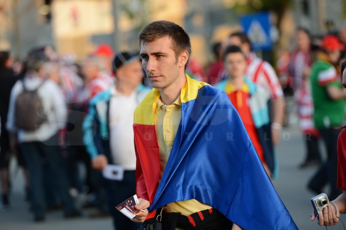 FOTO Spectatorii au colorat tribunele National Arena ;)