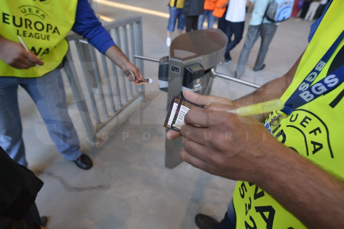 FOTO Spectatorii au colorat tribunele National Arena ;)