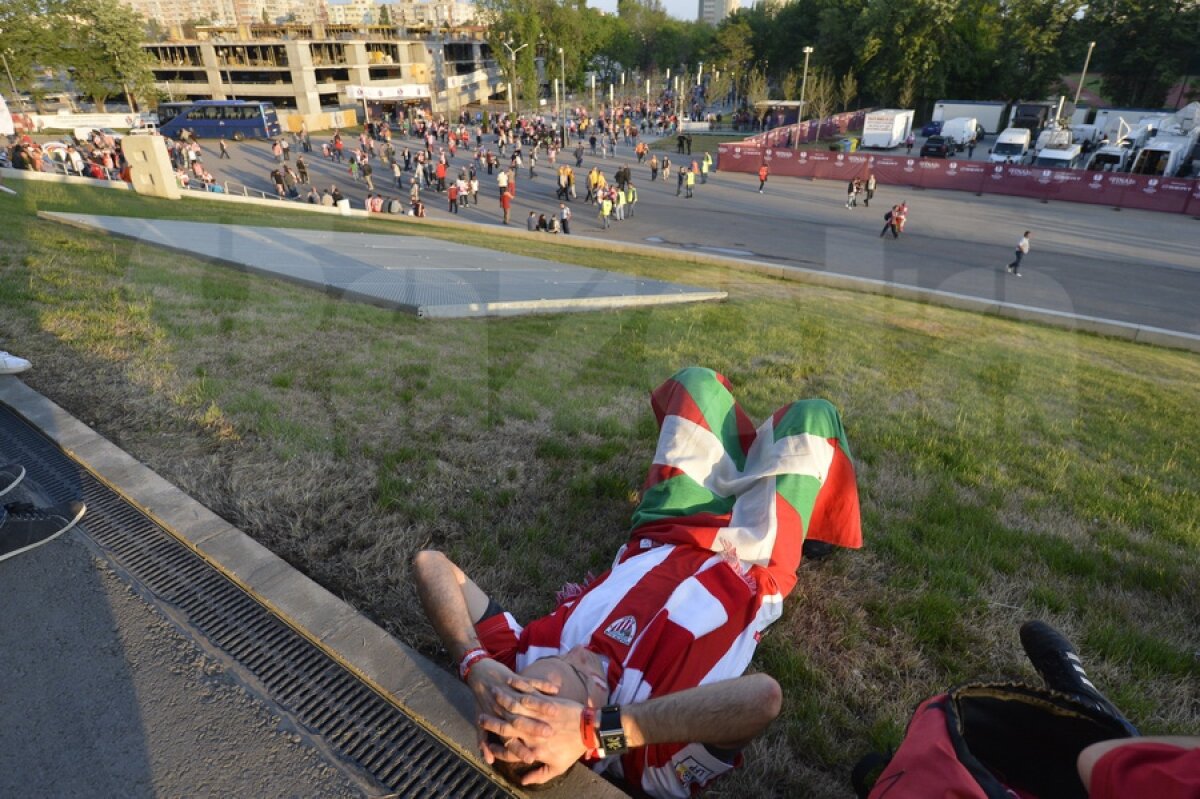 FOTO Spectatorii au colorat tribunele National Arena ;)