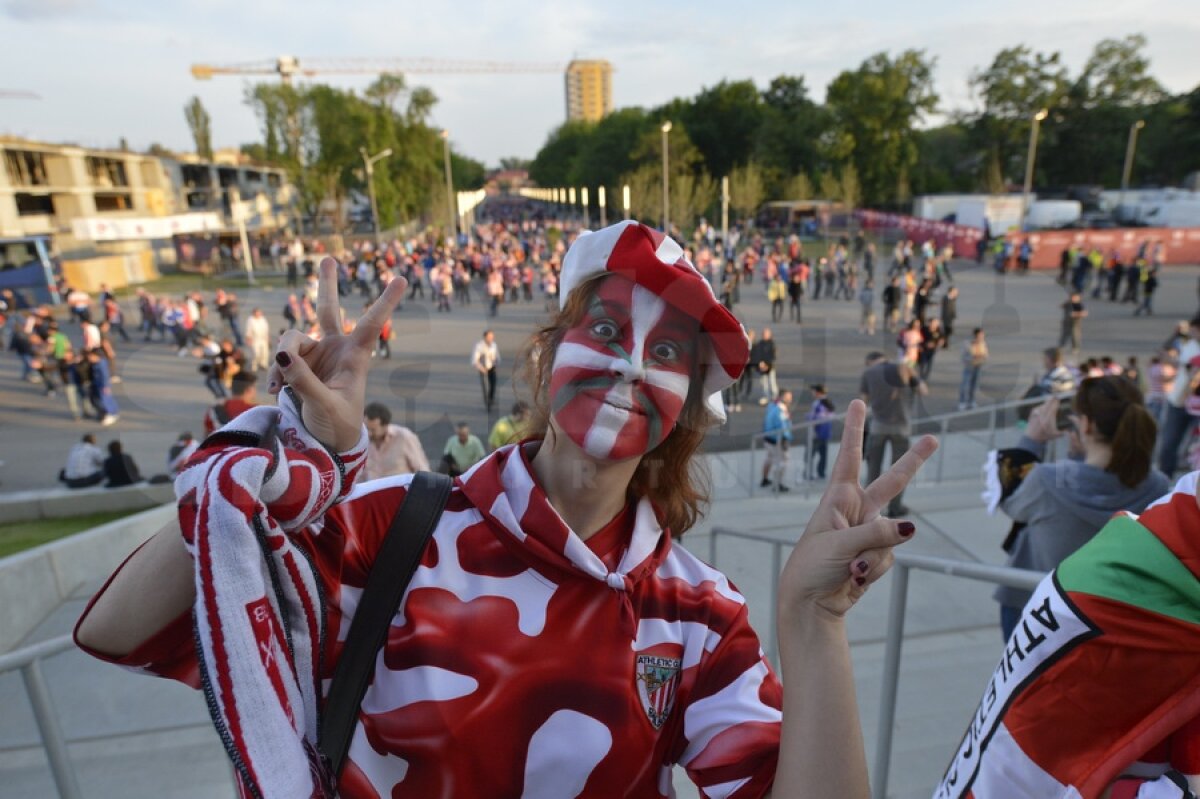 FOTO Spectatorii au colorat tribunele National Arena ;)