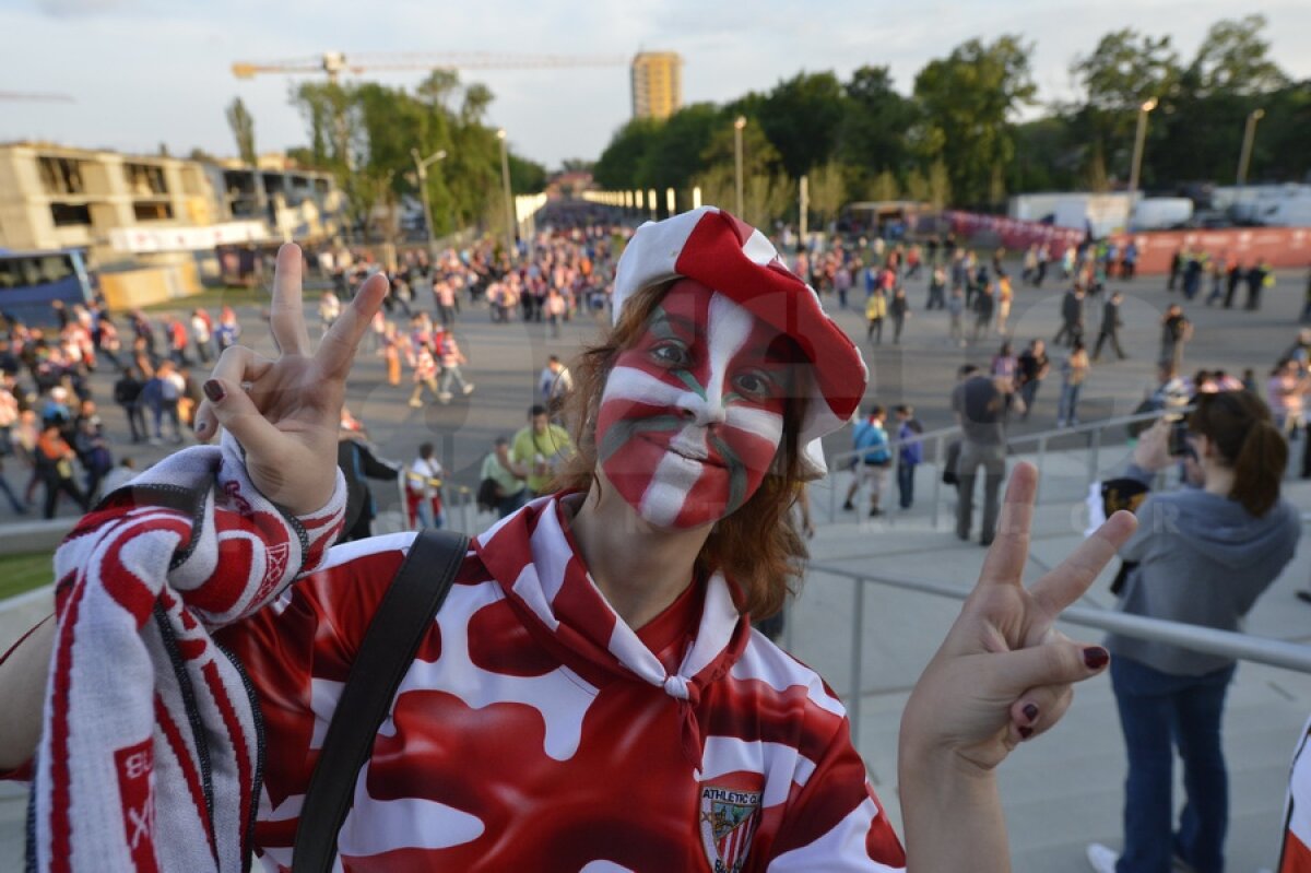 FOTO Spectatorii au colorat tribunele National Arena ;)