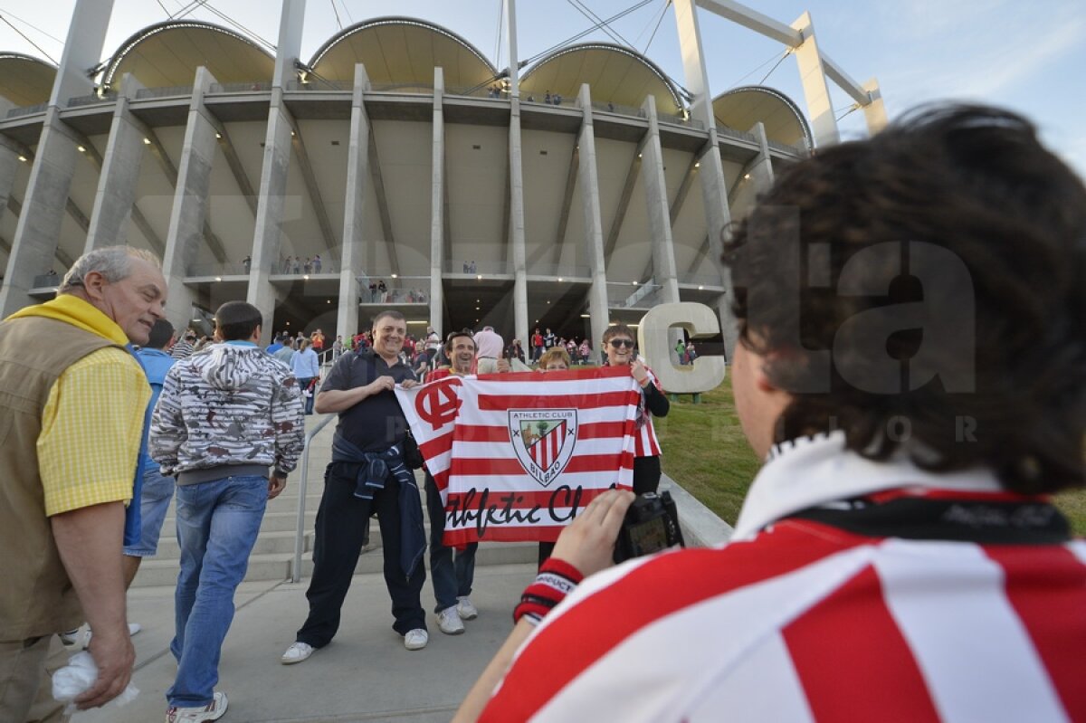 FOTO Spectatorii au colorat tribunele National Arena ;)