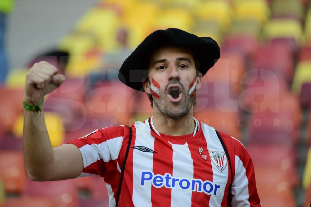 FOTO Spectatorii au colorat tribunele National Arena ;)