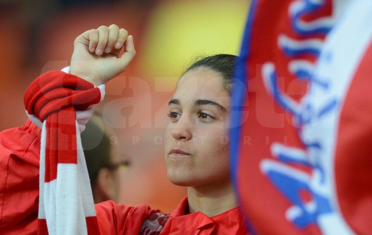 FOTO Spectatorii au colorat tribunele National Arena ;)