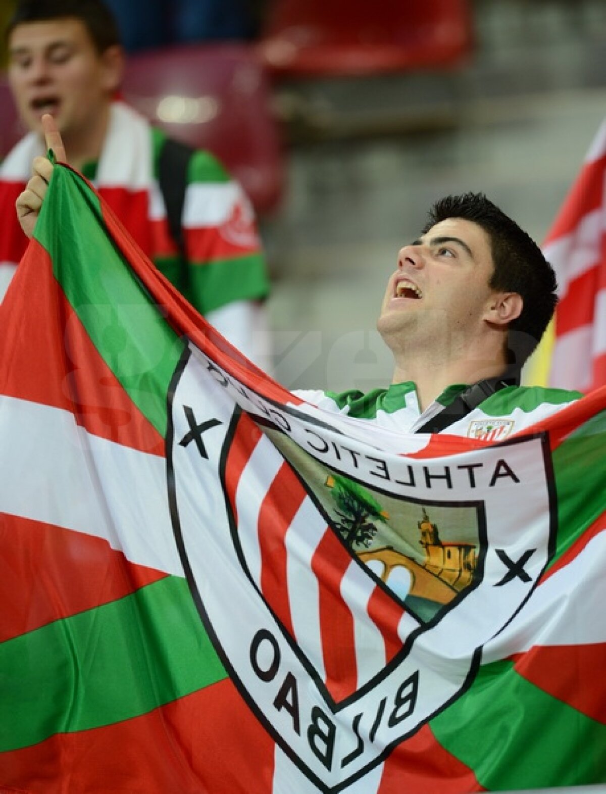 FOTO Spectatorii au colorat tribunele National Arena ;)