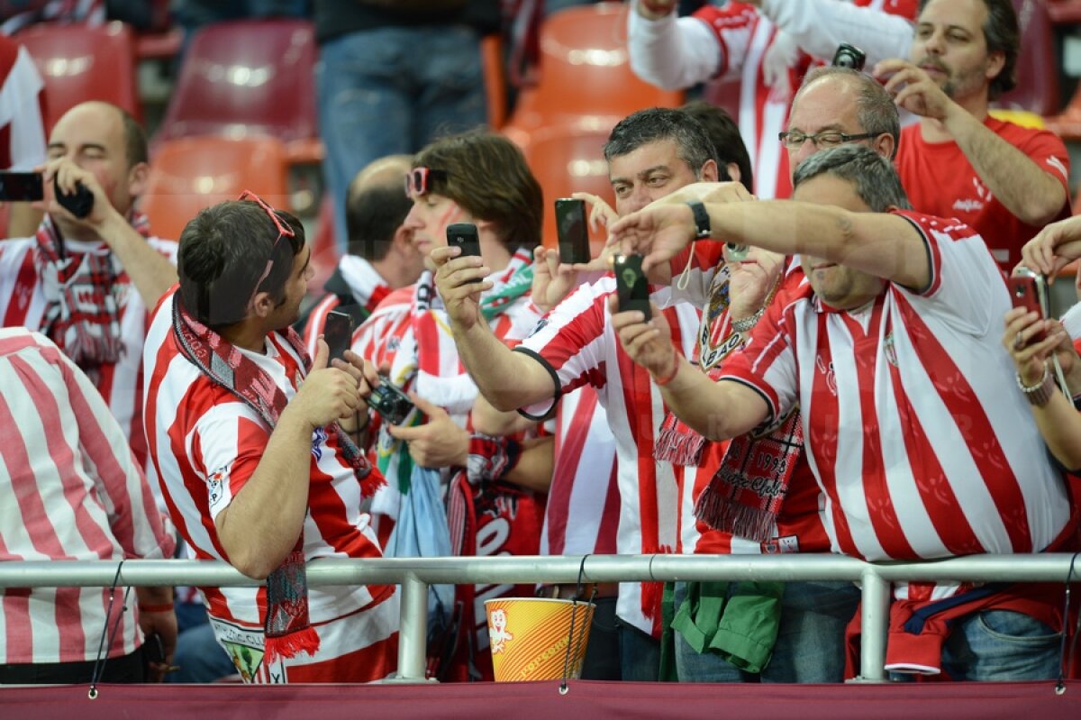 FOTO Spectatorii au colorat tribunele National Arena ;)