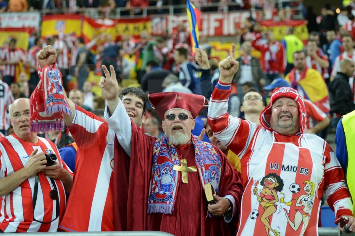FOTO Spectatorii au colorat tribunele National Arena ;)
