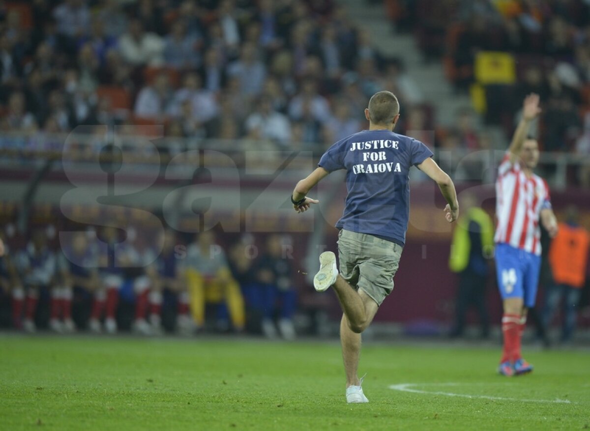 FOTO Finala întreruptă de doi spectatori! Aveau inscripţionat pe tricouri mesajul "Justice for Craiova"