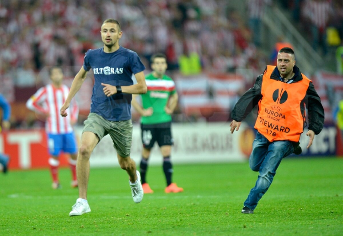 FOTO Finala întreruptă de doi spectatori! Aveau inscripţionat pe tricouri mesajul "Justice for Craiova"