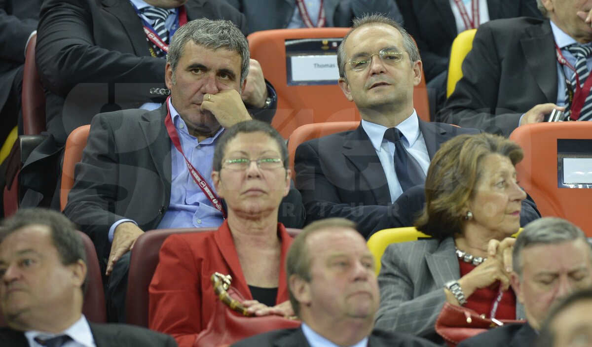 FOTO Finala din spatele sacoului » Spectacolul VIP, puştii fericiţi şi trofeul de argint