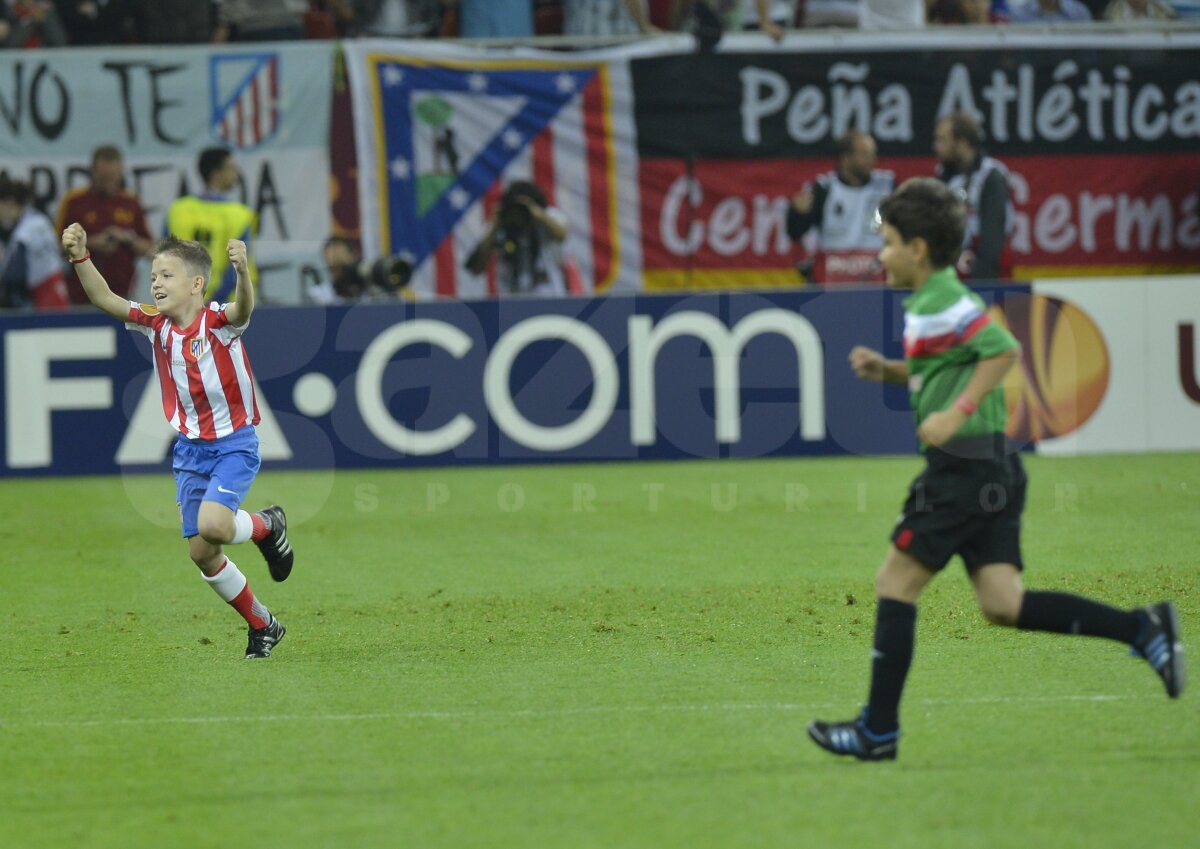 FOTO Finala din spatele sacoului » Spectacolul VIP, puştii fericiţi şi trofeul de argint