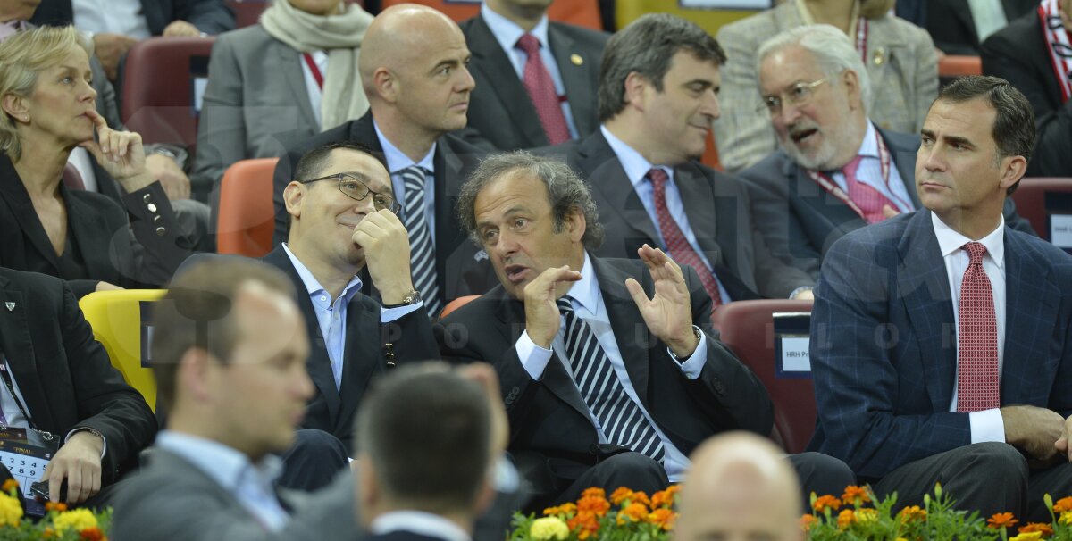 FOTO Finala din spatele sacoului » Spectacolul VIP, puştii fericiţi şi trofeul de argint