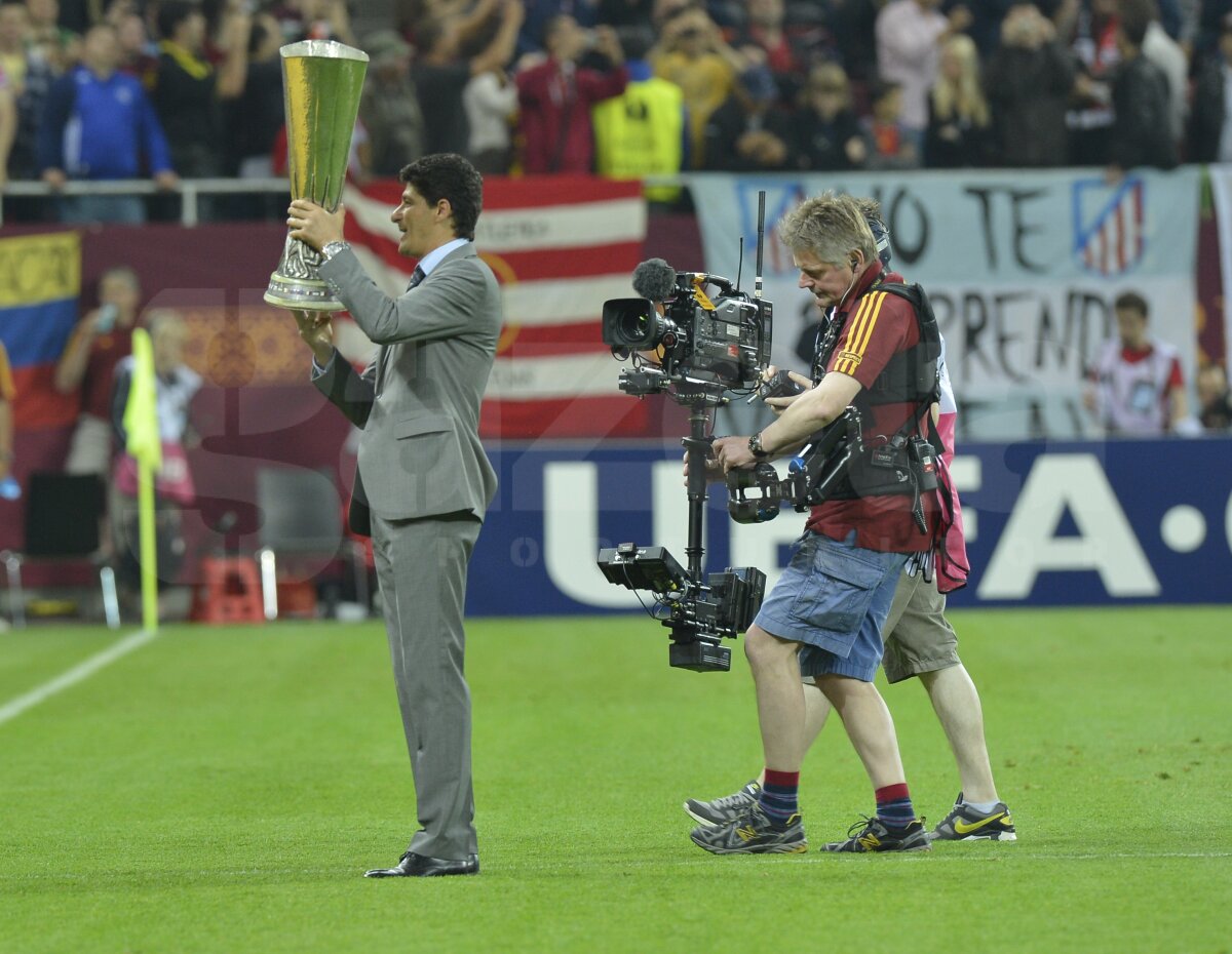 FOTO Finala din spatele sacoului » Spectacolul VIP, puştii fericiţi şi trofeul de argint