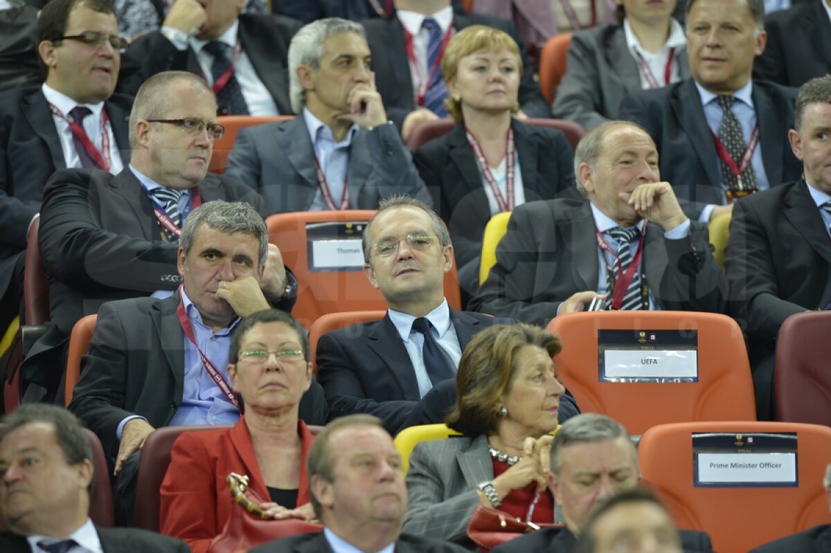 FOTO Lojele au fost pline de personalităţi la finala de pe National Arena ;)