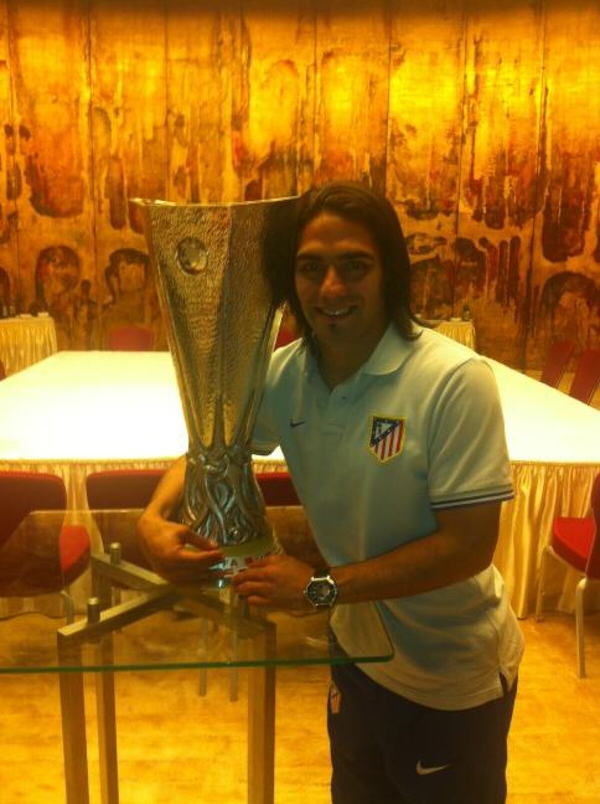 "Cupa în mîini, zîmbetul pe faţă, steagul pe spate şi Dumnezeu pe piept" » Cele mai tari reacţii şi poze ale jucătorilor madrileni pe twitter