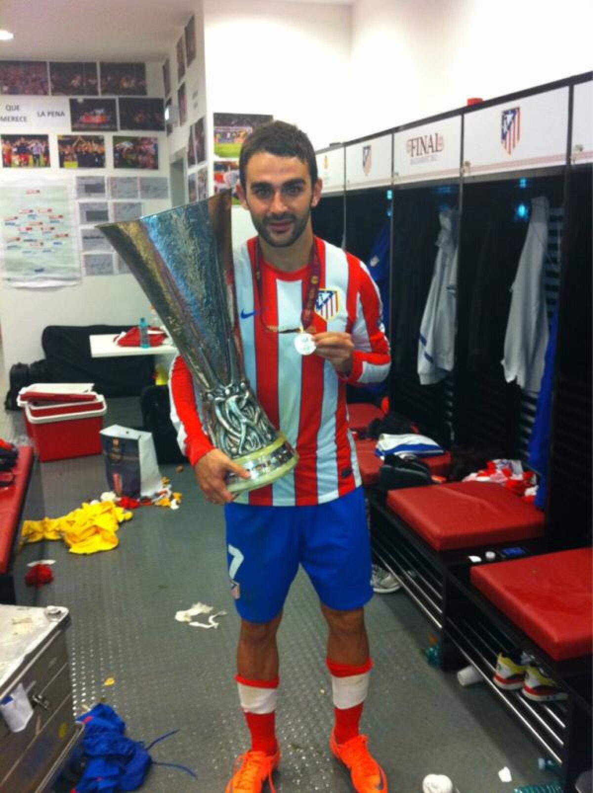 "Cupa în mîini, zîmbetul pe faţă, steagul pe spate şi Dumnezeu pe piept" » Cele mai tari reacţii şi poze ale jucătorilor madrileni pe twitter