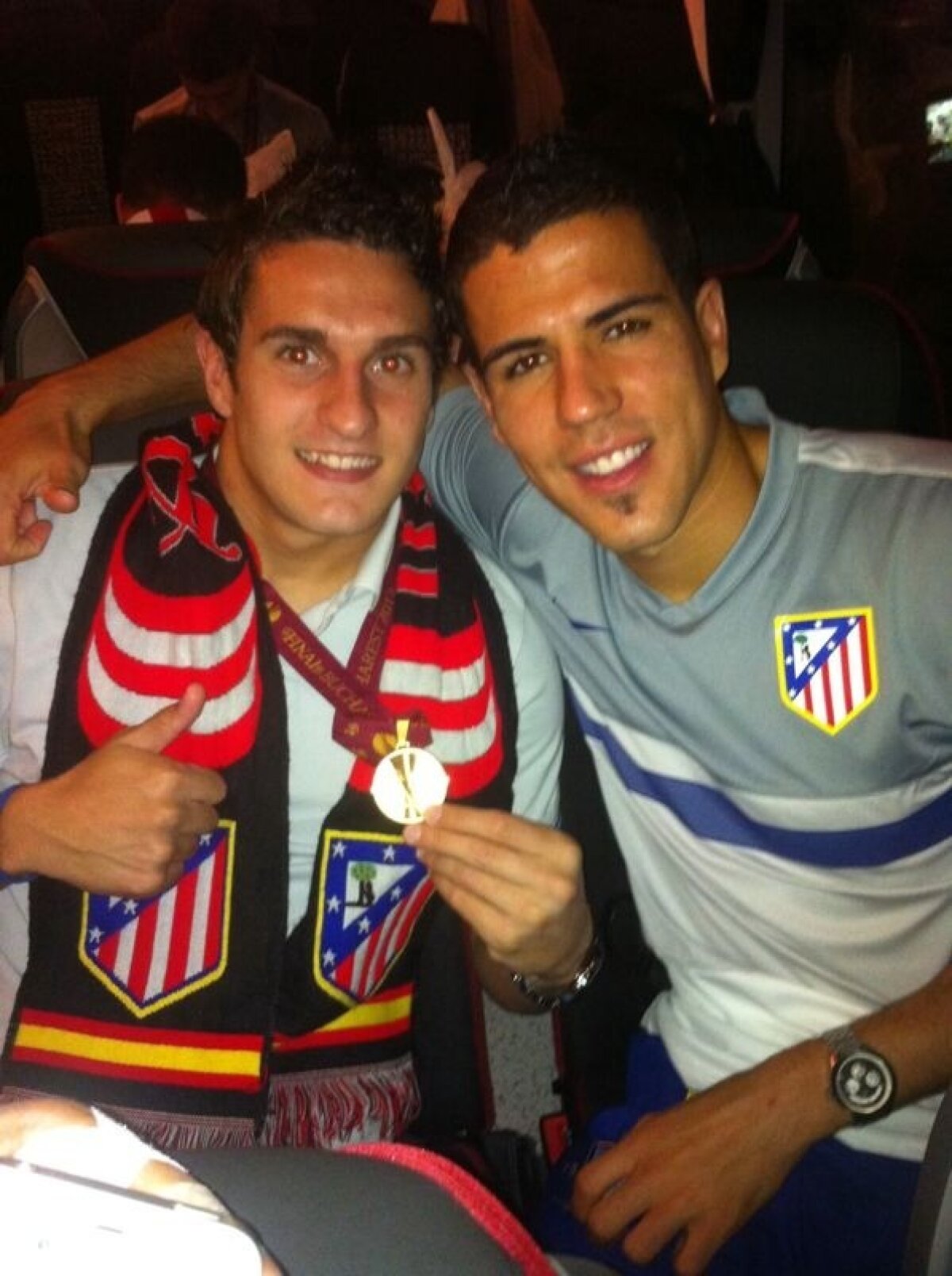 "Cupa în mîini, zîmbetul pe faţă, steagul pe spate şi Dumnezeu pe piept" » Cele mai tari reacţii şi poze ale jucătorilor madrileni pe twitter