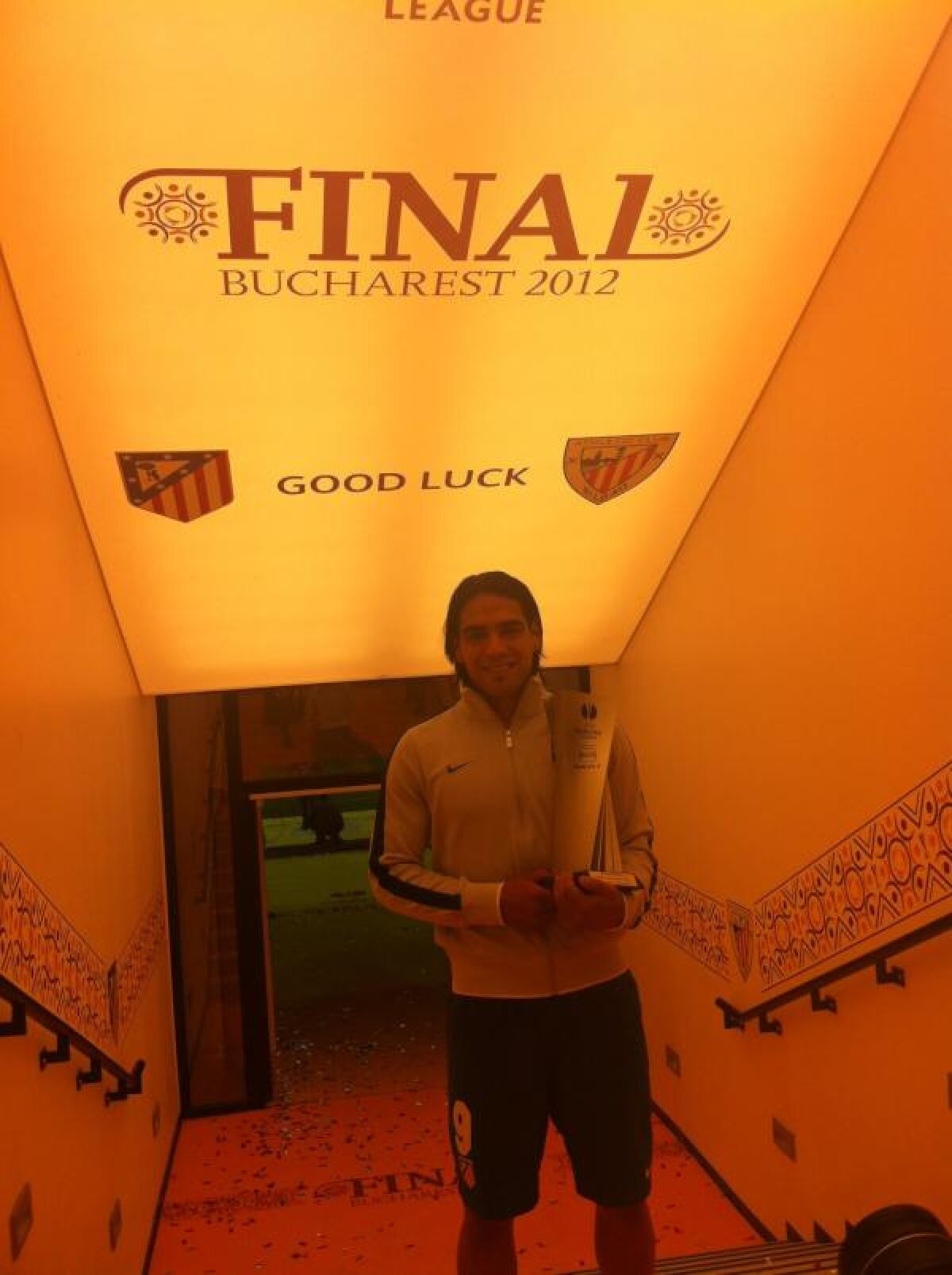 "Cupa în mîini, zîmbetul pe faţă, steagul pe spate şi Dumnezeu pe piept" » Cele mai tari reacţii şi poze ale jucătorilor madrileni pe twitter