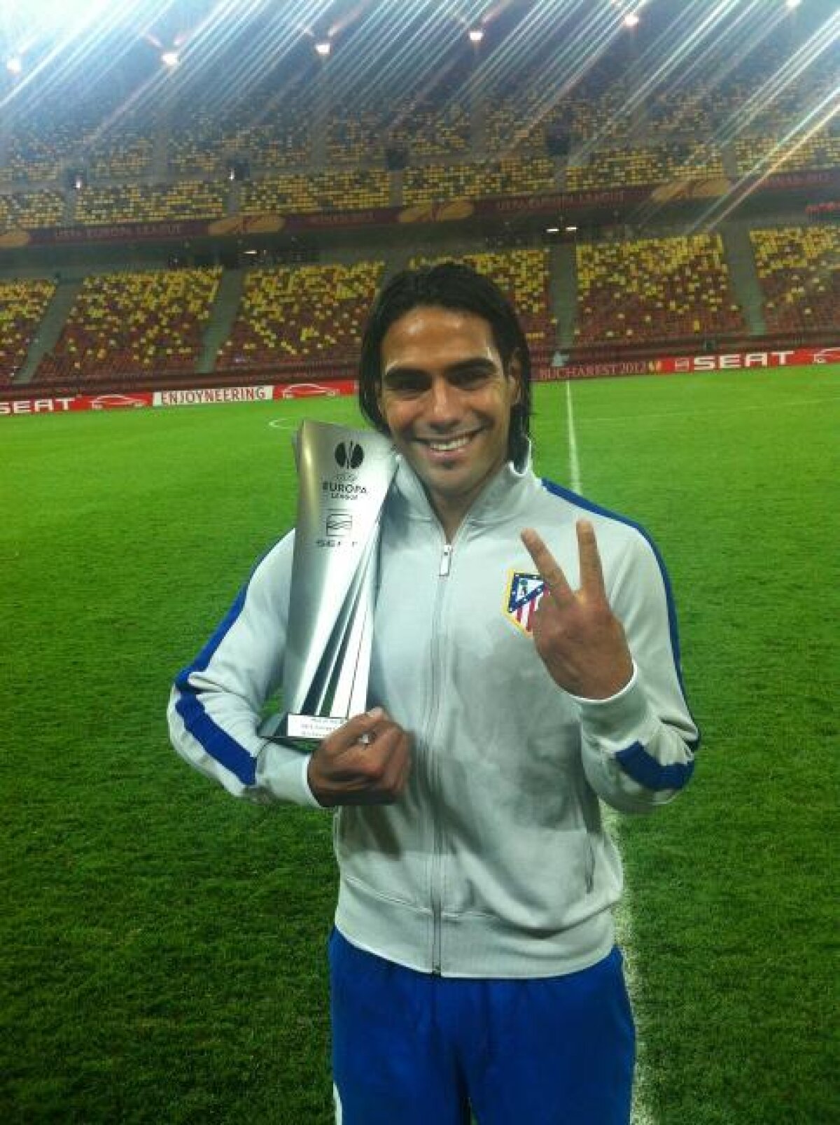 "Cupa în mîini, zîmbetul pe faţă, steagul pe spate şi Dumnezeu pe piept" » Cele mai tari reacţii şi poze ale jucătorilor madrileni pe twitter