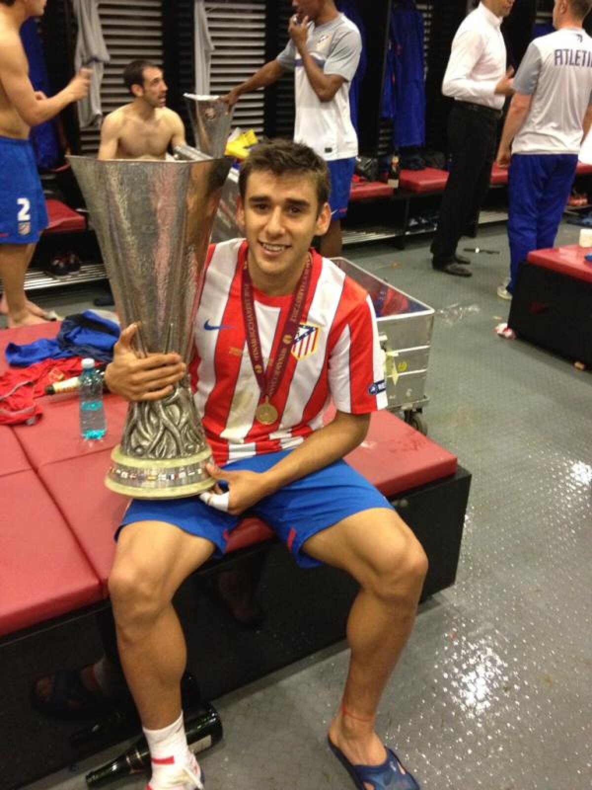 "Cupa în mîini, zîmbetul pe faţă, steagul pe spate şi Dumnezeu pe piept" » Cele mai tari reacţii şi poze ale jucătorilor madrileni pe twitter