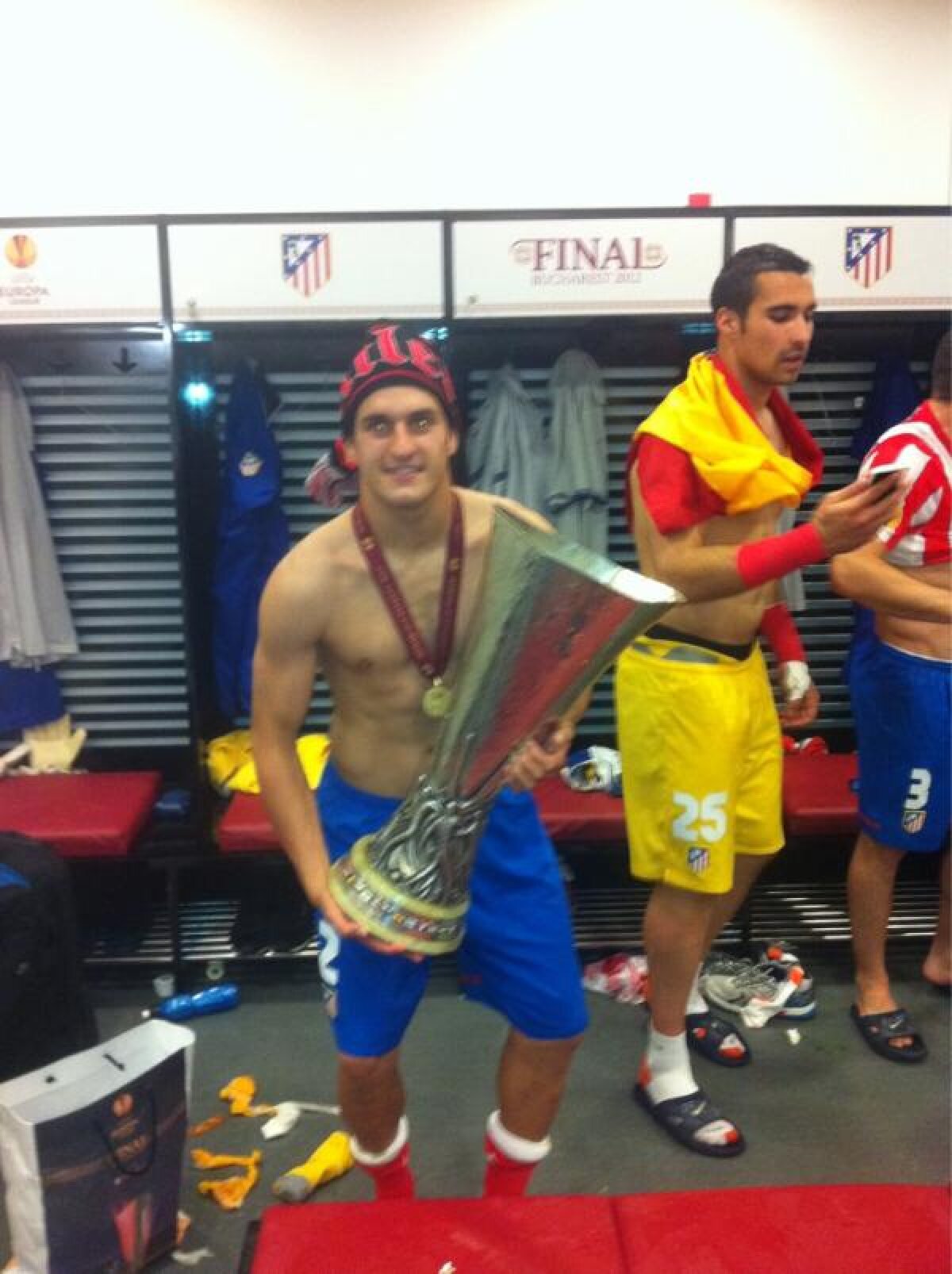 "Cupa în mîini, zîmbetul pe faţă, steagul pe spate şi Dumnezeu pe piept" » Cele mai tari reacţii şi poze ale jucătorilor madrileni pe twitter