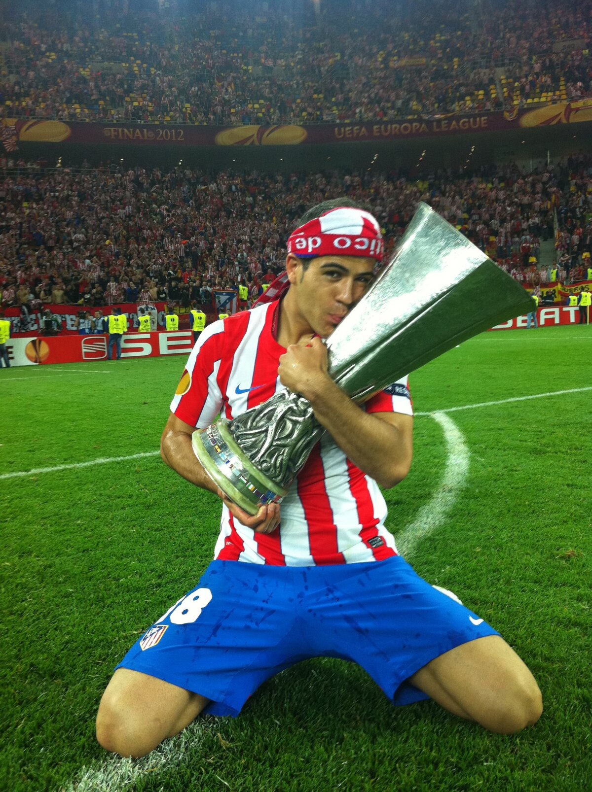 "Cupa în mîini, zîmbetul pe faţă, steagul pe spate şi Dumnezeu pe piept" » Cele mai tari reacţii şi poze ale jucătorilor madrileni pe twitter