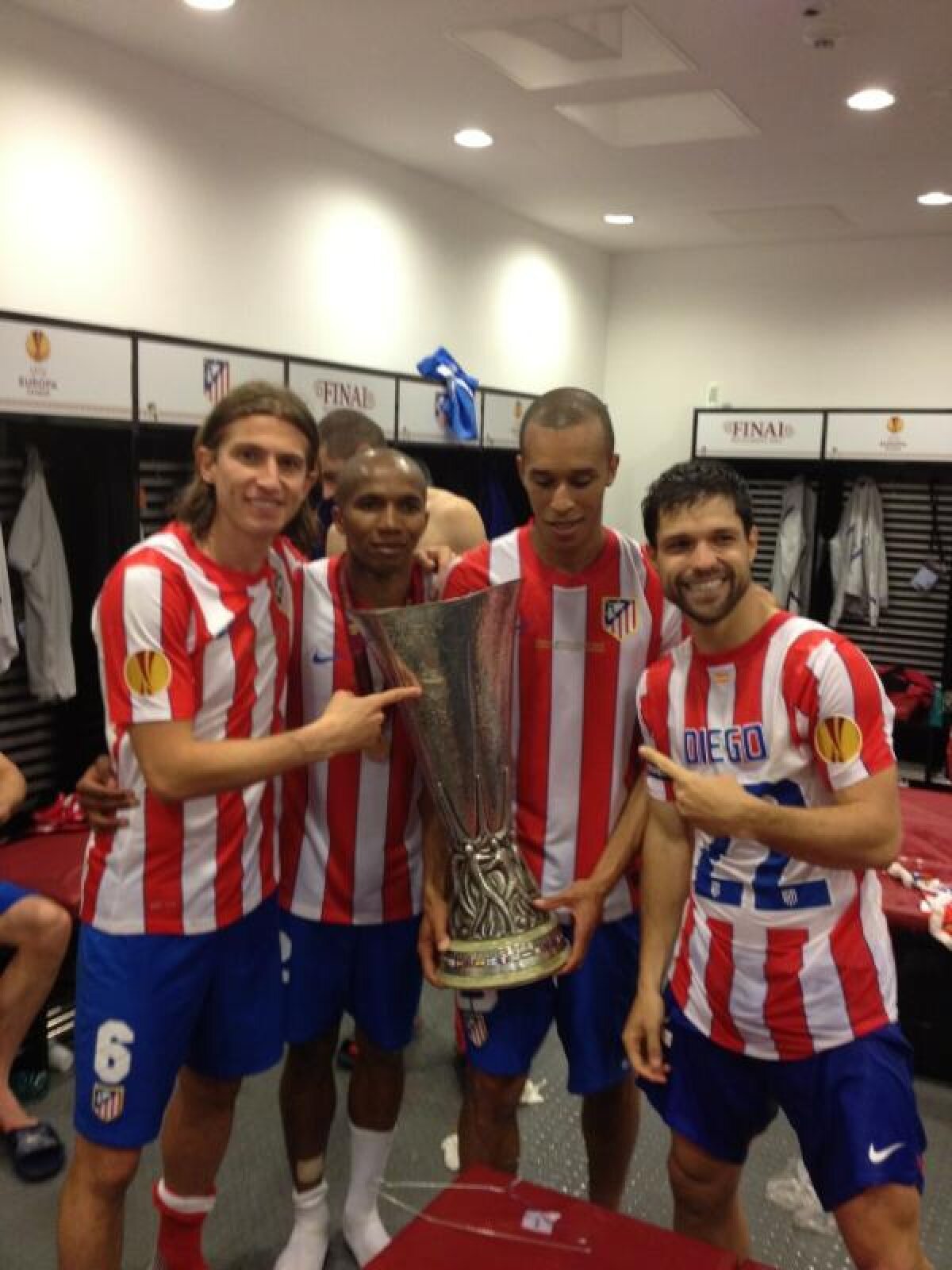 "Cupa în mîini, zîmbetul pe faţă, steagul pe spate şi Dumnezeu pe piept" » Cele mai tari reacţii şi poze ale jucătorilor madrileni pe twitter