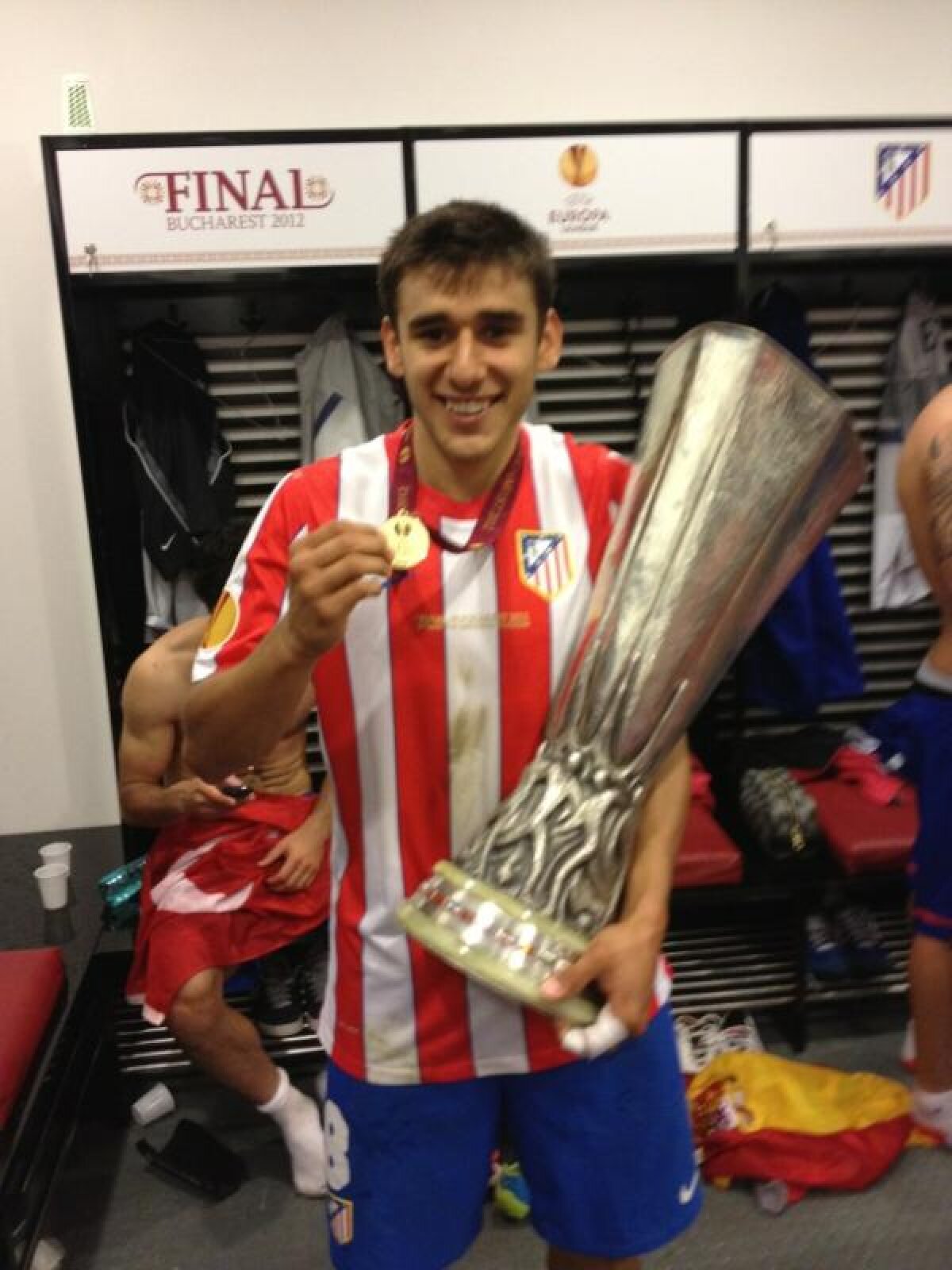 "Cupa în mîini, zîmbetul pe faţă, steagul pe spate şi Dumnezeu pe piept" » Cele mai tari reacţii şi poze ale jucătorilor madrileni pe twitter