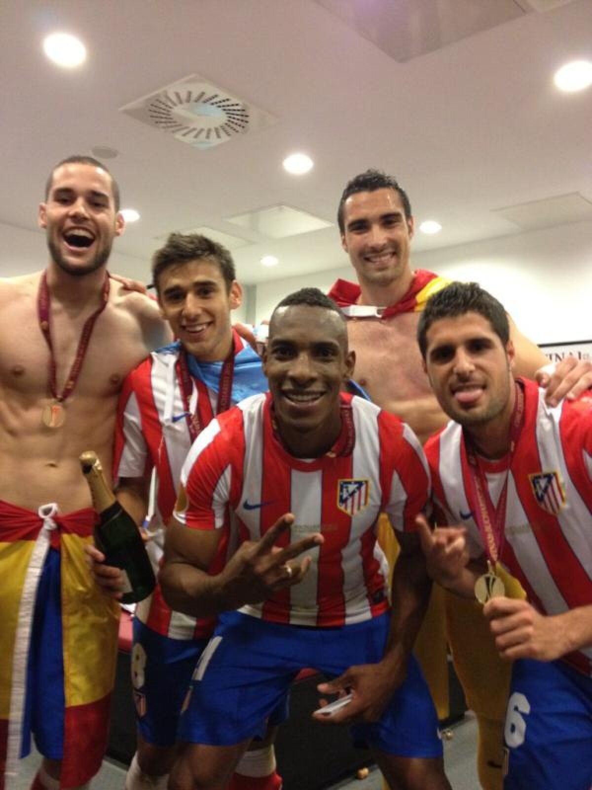 "Cupa în mîini, zîmbetul pe faţă, steagul pe spate şi Dumnezeu pe piept" » Cele mai tari reacţii şi poze ale jucătorilor madrileni pe twitter