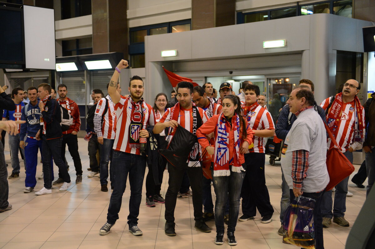 FOTO/Haos la plecare: ”Imaginea României e a unei ţări de lumea a treia”. Şefii aeroportului se apără: ”Fanii au venit prea devreme”