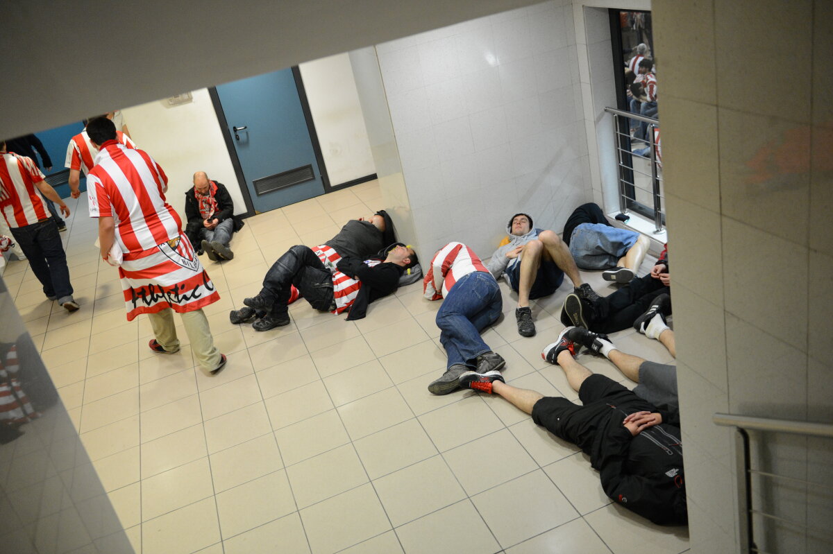 FOTO/Haos la plecare: ”Imaginea României e a unei ţări de lumea a treia”. Şefii aeroportului se apără: ”Fanii au venit prea devreme”