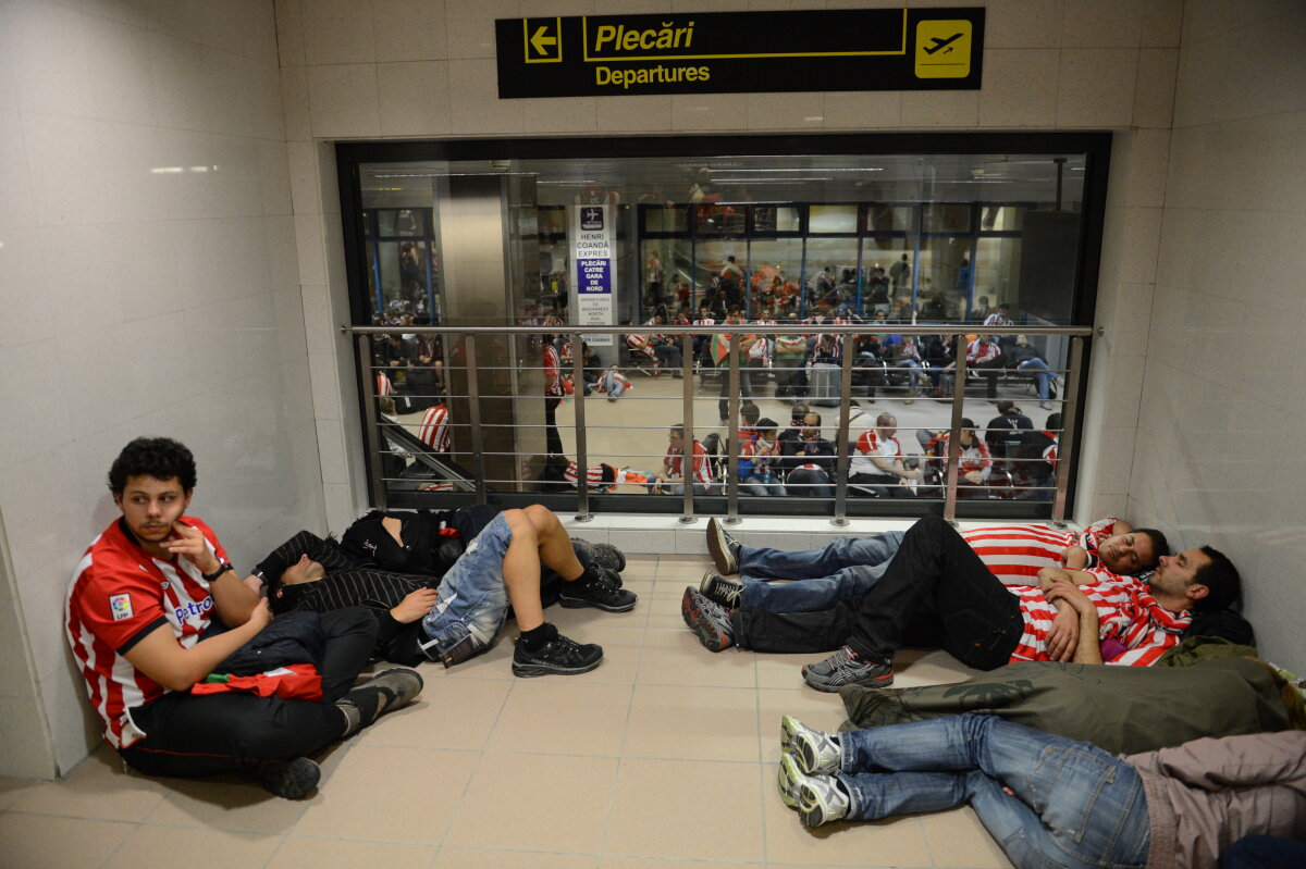 FOTO/Haos la plecare: ”Imaginea României e a unei ţări de lumea a treia”. Şefii aeroportului se apără: ”Fanii au venit prea devreme”