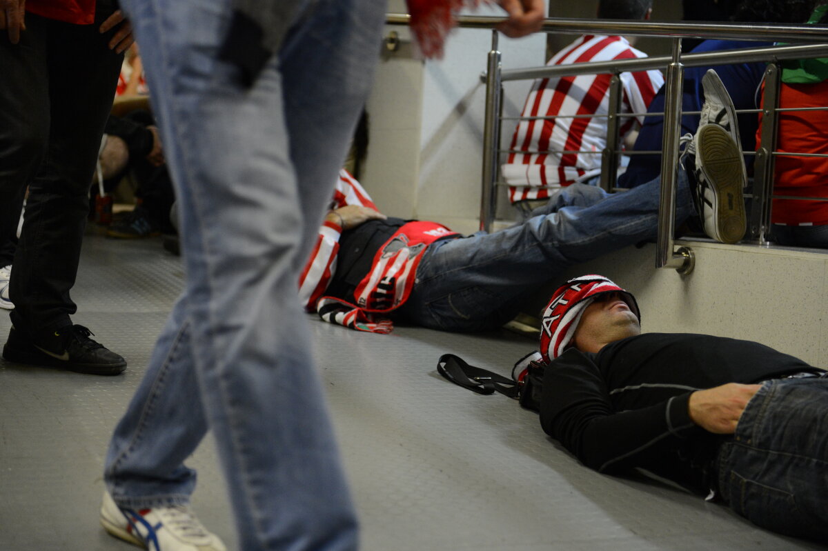 FOTO/Haos la plecare: ”Imaginea României e a unei ţări de lumea a treia”. Şefii aeroportului se apără: ”Fanii au venit prea devreme”